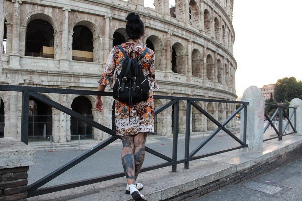 Potret liburan model yang populer karena tato sarang lebah (instagram.com/beephillips__)