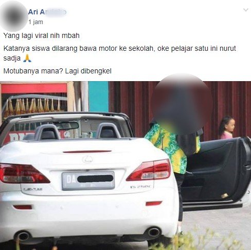 Dilarang naik motor, siswi ini malah naik mobil. (Facebook/Ari)