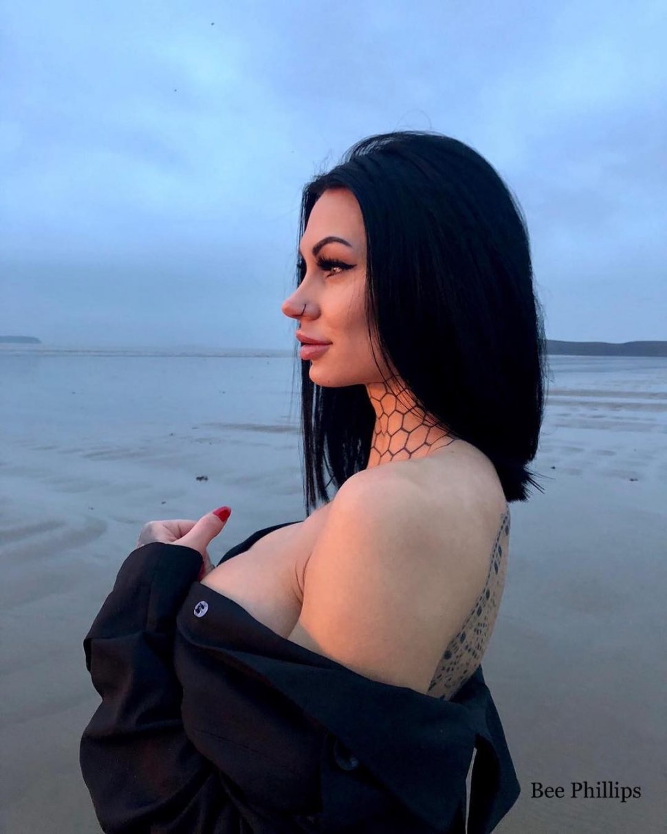 Potret liburan model yang populer karena tato sarang lebah (instagram.com/beephillips__)