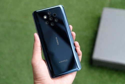 Nokia 9 Pureview dan lima kamera belakangnya yang terkenal. [Shutterstock]