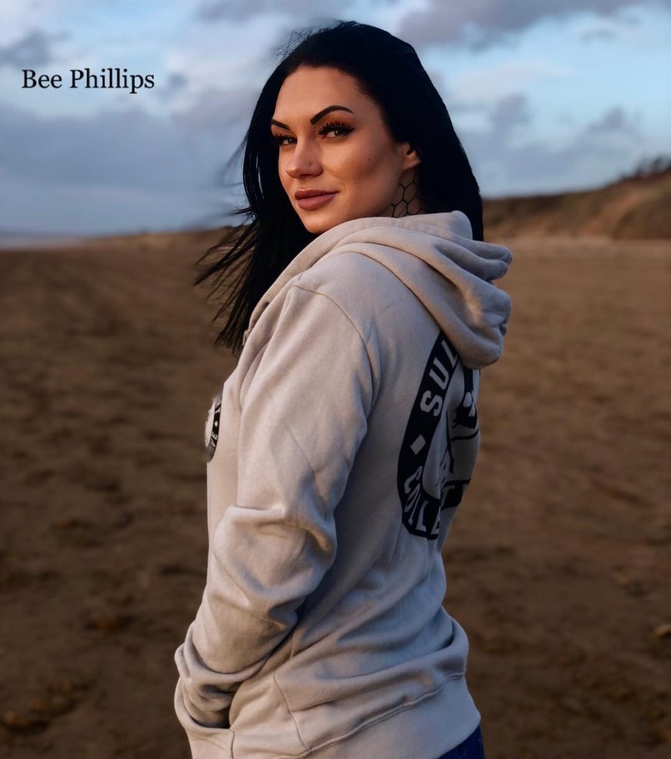 Potret liburan model yang populer karena tato sarang lebah (instagram.com/beephillips__)