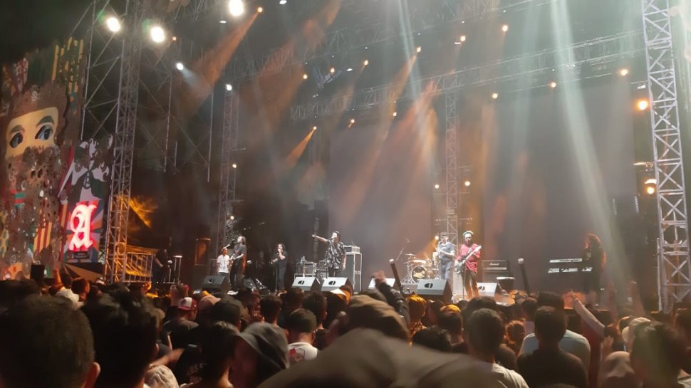 Steven and Coconut Treez tampil di Soundrenaline 2019 [Suara.com/Ferry Noviandi]