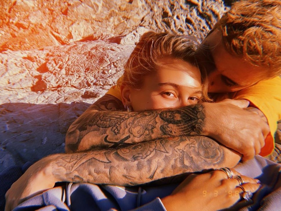 Justin Bieber dan Hailey Baldwin kencan romantis di pantai. (Instagram/@haileybieber)