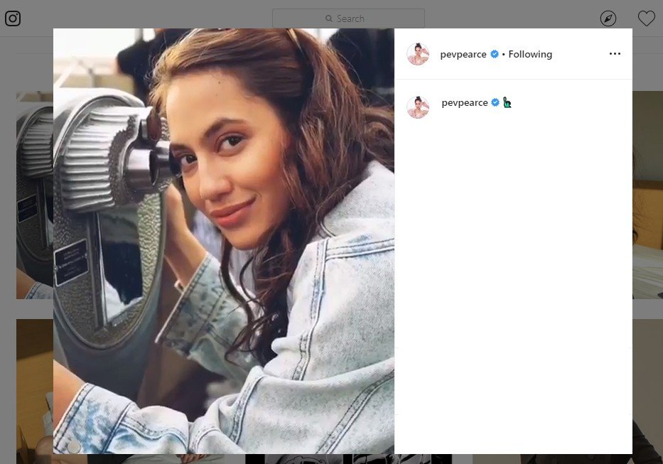 Pevita Pearce Senyum-senyum Sendiri saat Meneropong, Warganet Auto 'Halu'. Tangkapan layar (instagram.com/pevpearce)