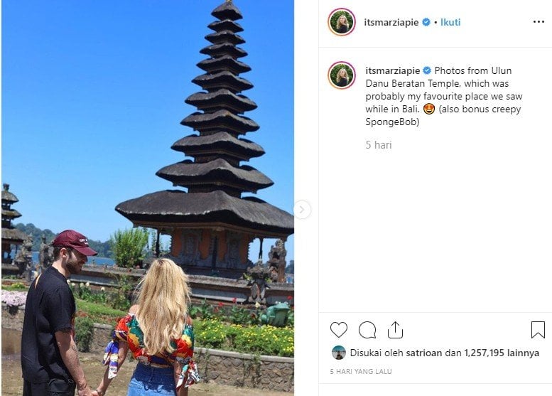 YouTuber PewDiePie dan istri saat menikmati bulan madu di Bali. (Instagram/@itsmarziapie)