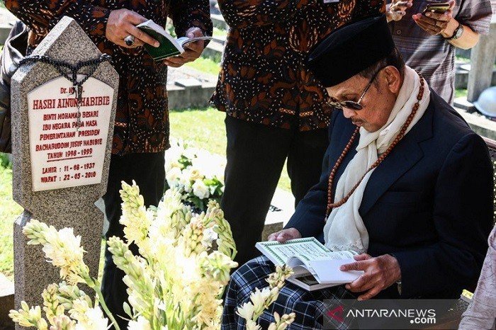 Presiden ke-3 RI B.J. Habibie ketika berziarah ke makam istrinya, Hasri Ainun Habibie, di Taman Makam Pahlawan Kalibata, Jakarta. [Antara Foto/Rivan Awal Lingga]