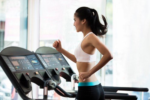 Ilustrasi: perempuan joging di treadmill di pusat kebugaran. (Shutterstock)