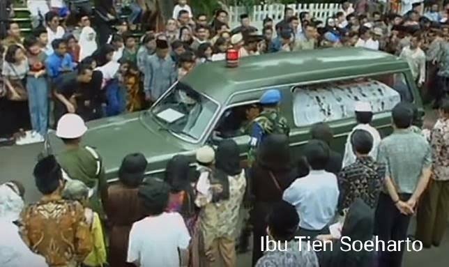 Deretan mobil pengangkut jenazah presiden dan keluarganya. (Facebook/Igoy)