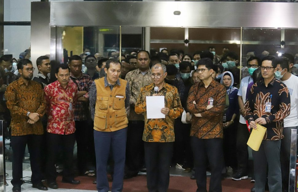 Ketua KPK Agus Rahardjo (tengah) bersama Wakil Ketua KPK Saut Situmorang (kiri), dan Wakil Ketua KPK Laode M Syarif memberikan keterangan pers di Gedung KPK, Jakarta, Jumat (13/9). [Suara.com/Arya Manggala]