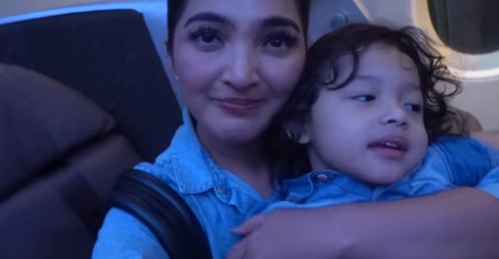 Ashanty menangis terharu bisa liburan bersama anak-anaknya. (YouTube)