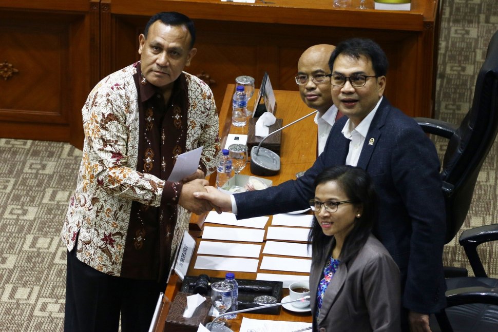 Irjen (Pol) Firli Bahuri (kiri) berjabat tangan dengan Ketua Komisi III DPR RI Aziz Syamsuddin dan pimpinan Komisi III lainnya, saat hendak menjalani proses uji kepatutan dan kelayakan (fit and proper test) calon pimpinan Komisi Pemberantasan Korupsi (KPK) di DPR RI, Senayan, Senin (9/9/2019). [Antara/Rivan Awal Lingga]