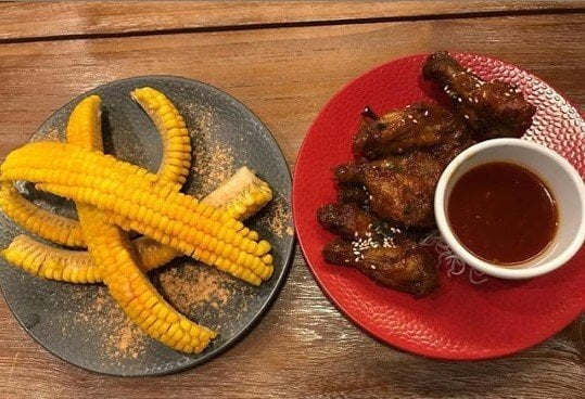 Wild Corn dan Chicken Wings di D'Low Meat Gastro. (Instagram/@dlowjkt)