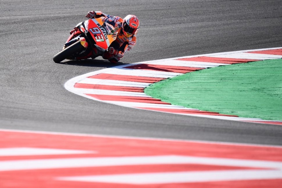 Pebalap Repsol Honda, Marc Marquez, menjalani sesi latihan bebas MotoGP San Marino 2019 di Sirkuit Misano, Jumat (13/9). [AFP/Marco Bertorello]