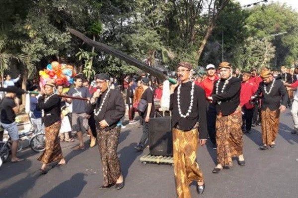 Peserta kirab mengusung keris hibah dari Presiden Joko Widodo, Kyai Tengara pada Kirab 1001 Keris melintasi area car free day (CFD), Jl. Slamet Riyadi, Solo, Minggu (15/9/2019). [Nicolaus Irawan - Solopos]