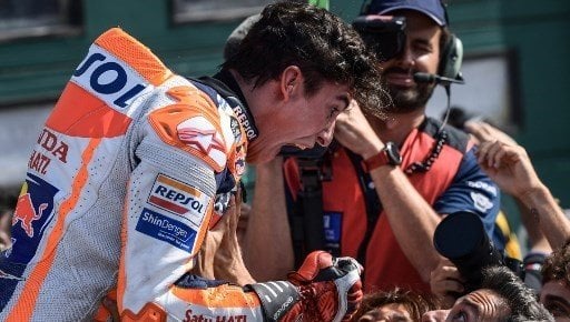 Rider Repsol Honda Marc Marquez merayakan keberhasilannya menjadi juara di MotoGP San Marino 2019 di Misano World Circuit Marco Simoncelli. Marco Bertorello / AFP