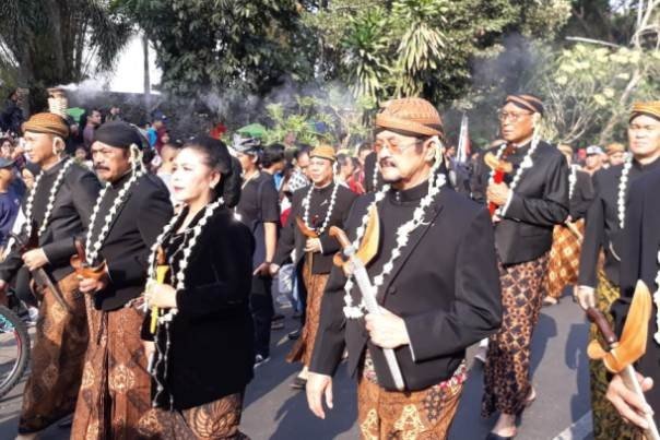 Peserta kirab mengusung keris hibah dari Presiden Joko Widodo, Kyai Tengara pada Kirab 1001 Keris melintasi area car free day (CFD), Jl. Slamet Riyadi, Solo, Minggu (15/9/2019). [Nicolaus Irawan - Solopos]