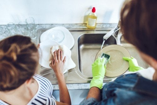 Ilustrasi mencuci piring usai makan. (Shutterstock)