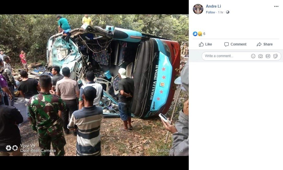 Kecelakaan Bus vs Truk di Jalan Lintas Tengah Sumatera. (Facebook/Andre Li)