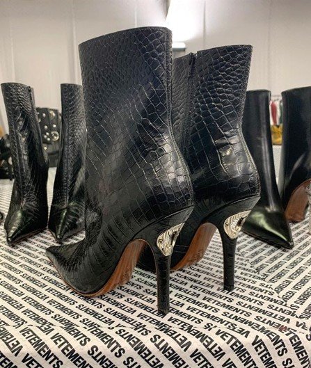 Sepatu Boots Vetements. (Instagram/@vetements_official)