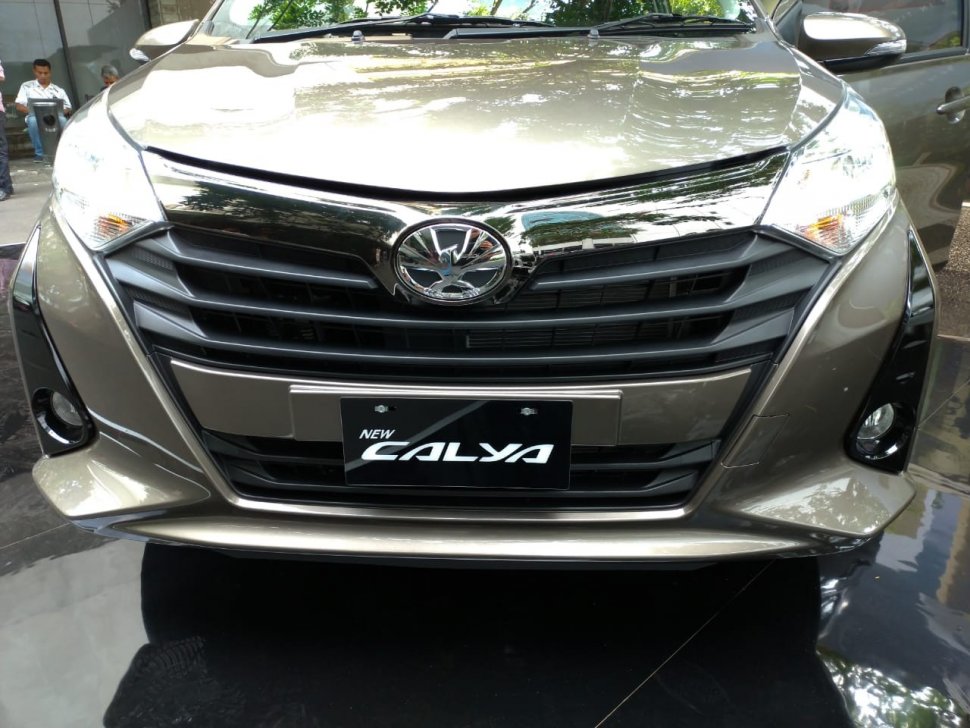 Moncong New Toyota Calya saat dipamerkan di Jakarta, Senin (16/9/2019). [Suara.com/Manuel Jeghesta Nainggolan]