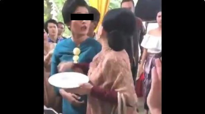 Beredar video ibu berebut rendang saat hajatan. (Twitter)