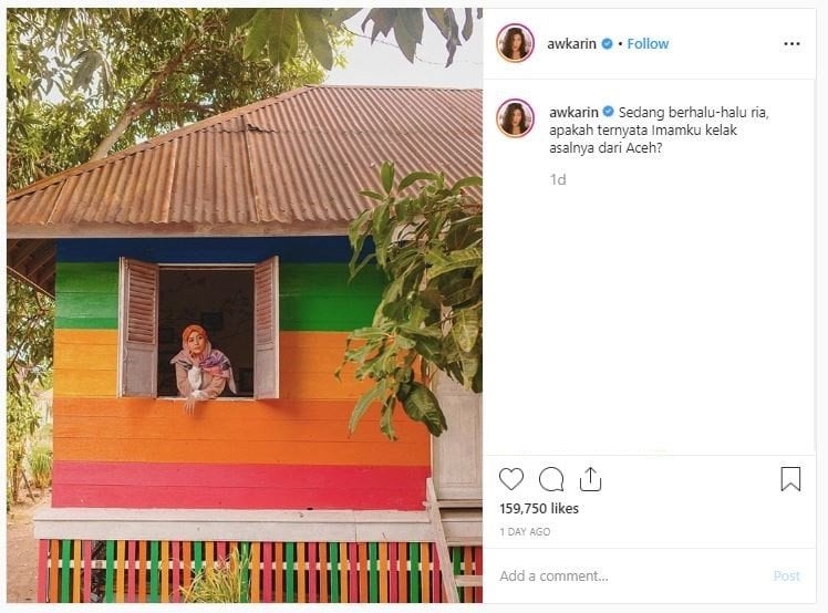 Awkwarin tampil berhijab di Aceh (instagram.com/awkarin)