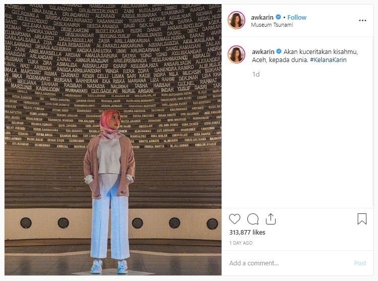 Awkwarin tampil berhijab di Aceh (instagram.com/awkarin)