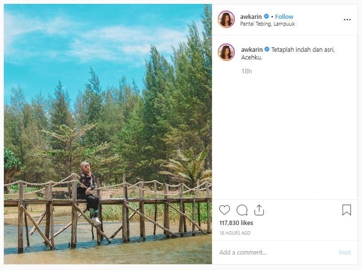 Awkwarin tampil berhijab di Aceh (instagram.com/awkarin)