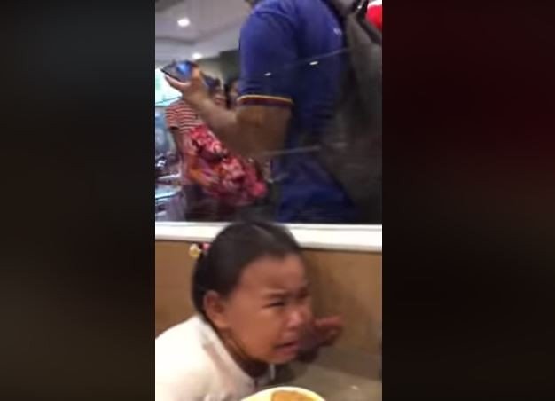 Reaksi Bocah Takut Lihat Maskot Restoran (facebook.com/Mae Conde)