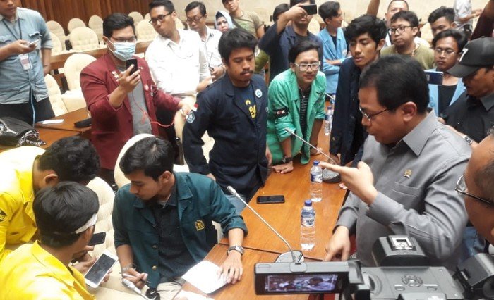 Aksi mahasiswa yang menolak revisi UU KPK dan RUU KUHP di depan gedung DPR RI, Kamis (19/9/2019), masih berlangsung hingga pukul 19.55 WIB malam. [Suara.com/Novian Ardiansyah]