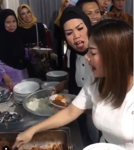 Elly Sugigi dan Irma Darmawangsa bertengkar berebut makanan di acara kondangan. [Instagram]