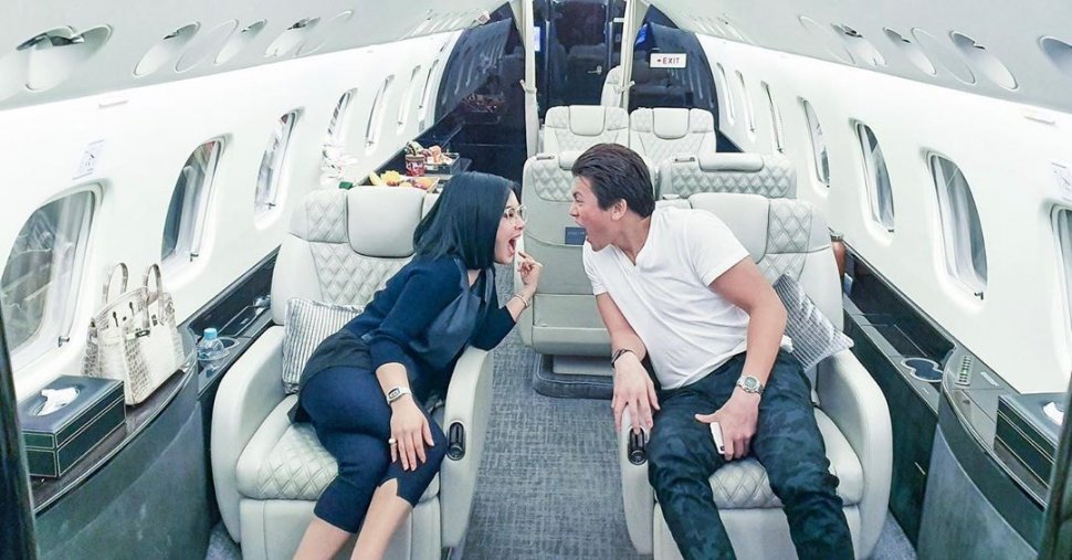 Syahrini dan Reino Barack naik jet pribadi. [Instagram]