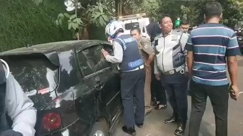 Petugas Dishub Berdebat dengan Warga Negara Asing (WNA). (Instagram/jakarta.terkini)