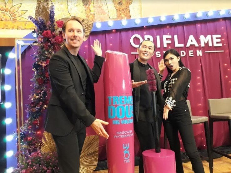 Isyana Sarasvati dalam Peluncuran The One Tremendous Mascara dari Oriflame di Jakarta. (Suara.com/Risna Halidi)