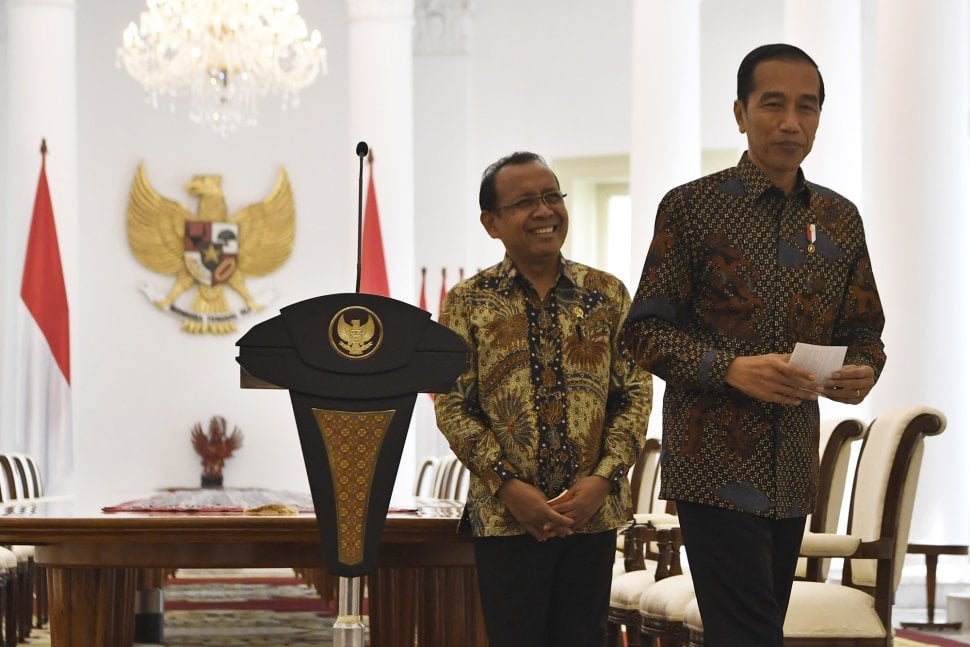 Presiden Joko Widodo (kanan) didampingi Mensesneg Pratikno (kiri) menyampaikan sikap tentang rencana pengesahan Rancangan Kitab Undang-Undang Hukum Pidana (RKUHP) di Istana Bogor, Jawa Barat, Jumat (20/9). [ANTARA FOTO/Puspa Perwitasari]