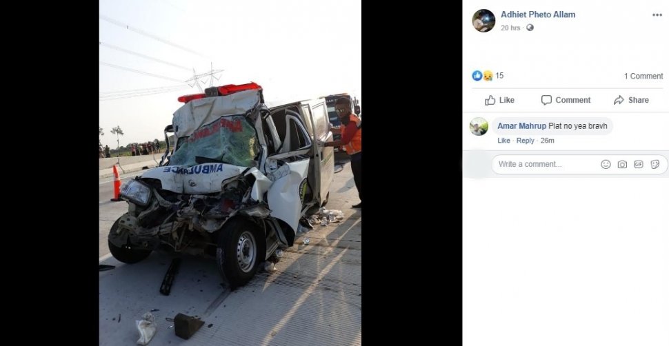 Ambulans Bawa Jenazah Lakalantas Tabrak Bokong Truk di Tol Brebes. (Facebook/Adhiet)