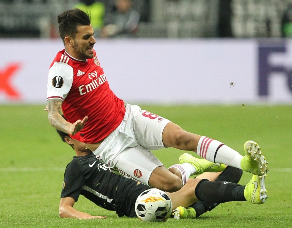 Gelandang Arsenal, Dani Ceballos ditekel pemain Eintracht Frankfurt pada laga perdana Liga Europa 2019/20 di Stadion Commerzbank-Arena, Kamis (19/9/2019). (Daniel ROLAND / AFP)