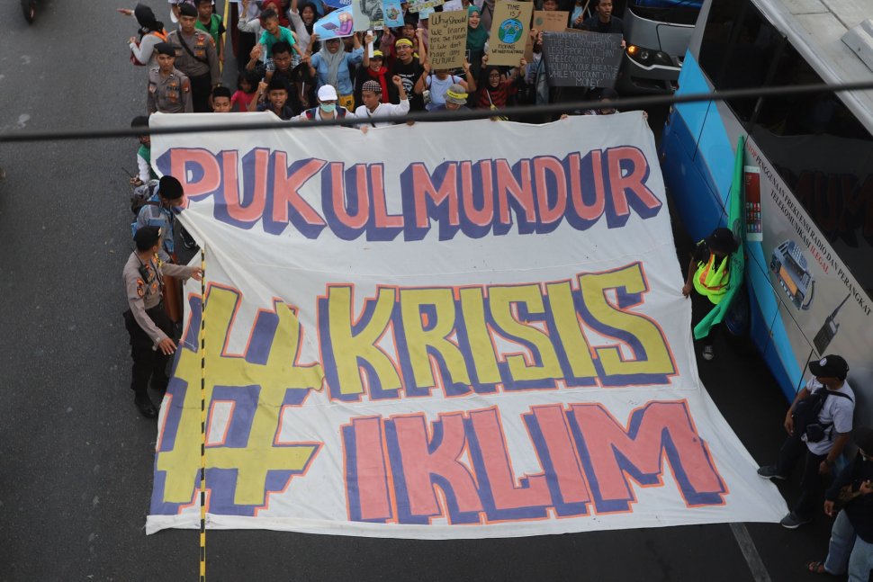 Aktivis dari berbagai organisasi lingkungan berjalan menuju Taman Aspirasi Monas saat aksi terkait krisis iklim di Jalan Medan Merdeka Barat, Jakarta Pusat, Jumat (20/9). [Suara.com/Arya Manggala]