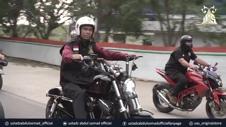 Ustaz Abdul Somad Riding Naik Harley-Davidson Forty-Eight. (Instagram/ustadzabdulsomad_official)