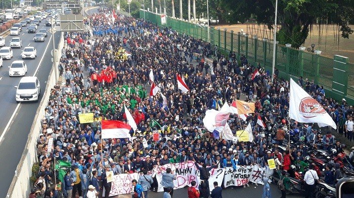 Aksi mahasiswa dari Universitas Indonesia, UKI, Universitas Triksakti, dan lainnya menolak revisi UU KPK dan pengesahan RUU KUHP di DPR RI, Senin (23/9/2019). [Suara.com/Novian Ardiansyah]