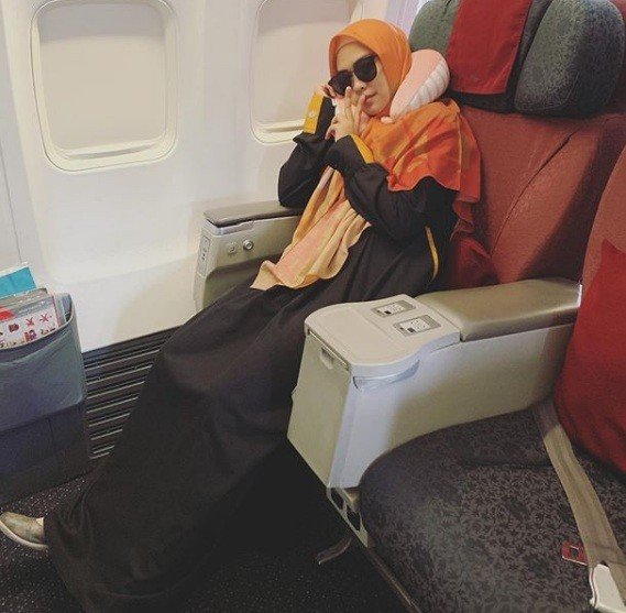 Ria Ricis di dalam pesawat [Instagram]