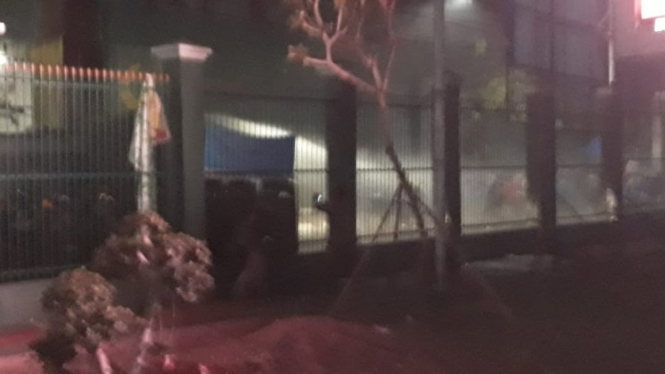 Satuan Brimob dua kali menembakan gas air mata ke arah mahasiswa yang masih melakukan demonstrasi di belakang Gedung DPR RI, Jakarta Pusat, Selasa (24/9/2019) malam. [Suara.com/Novian Ardiansyah]