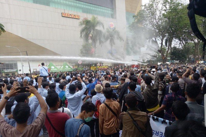 Demonstrasi ribuan mahasiswa di depan gerbang Kantor DPRD Sumatera Selatan, Selasa diwarnai kericuhan, Selasa (24/9/2019). [Antara]