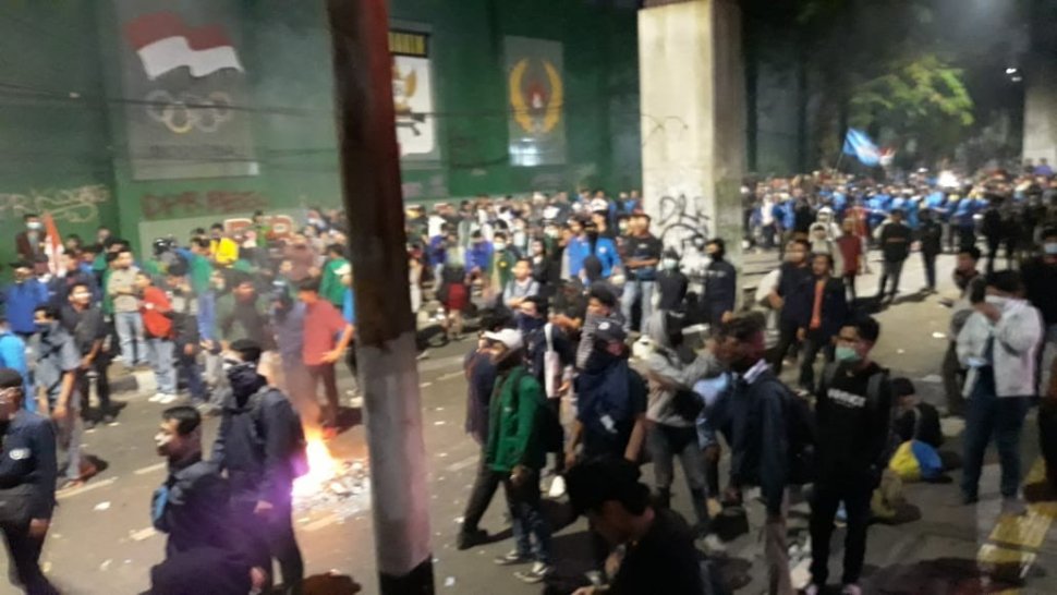 Satuan Brimob dua kali menembakan gas air mata ke arah mahasiswa yang masih melakukan demonstrasi di belakang Gedung DPR RI, Jakarta Pusat, Selasa (24/9/2019) malam. [Suara.com/Novian Ardiansyah]