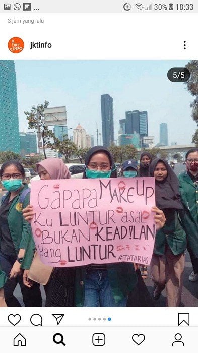 Poster nyeleneh mahasiswi saat aksi demo di depan Gedung DPR, Selasa (24/9/2019). (Dok. Instagram/JKTInfo)