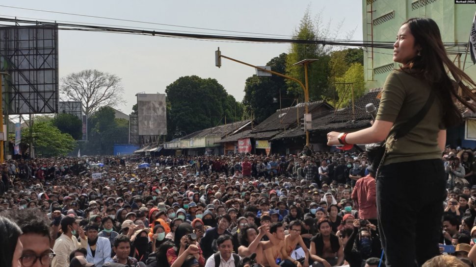 Debora, salah satu orator dalam aksi di Yogyakarta, Senin, 23 September 2019. (Foto:VOA./Nurhadi)