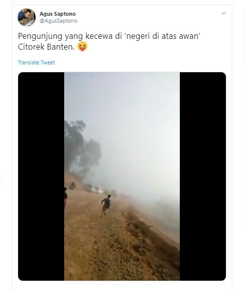 Pengunjung yang kecewa saat menyambangi Gunung Luhur di Banten. (Twitter/@AgusSaptono)