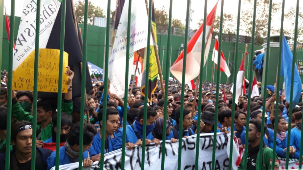 Mahasiswa mengepung pintu belakang DPR RI, Selasa (24/9/2019). [Suara.com/Novian Ardiansyah]