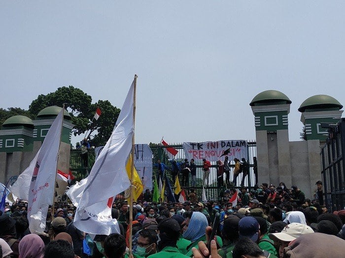 Massa yang menggelar aksi demonstrasi menolak UU KPK, RKUHP serta rancangan undang-undang bermasalah lainnya di depan gedung DPR RI, Senayan, Jakarta Pusat, Selasa (24/9/2019)  siang semakin ramai. [Suara.com/Fakhri]