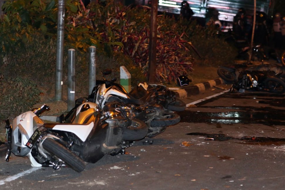 Sejumlah sepeda motor mengalami kerusakan akibat aksi demo mahasiswa di depan Gedung DPRD Jabar, Senin (23/9/2019). (Kavin Faza/Ayobandung.com)